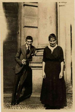 Franzas Kafka su seserimi Ottla prieš Opelto namą Prahoje Menininkas: anonimas