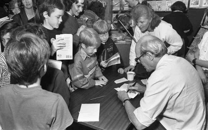 Minia vaikų laukia Dahlo autografo