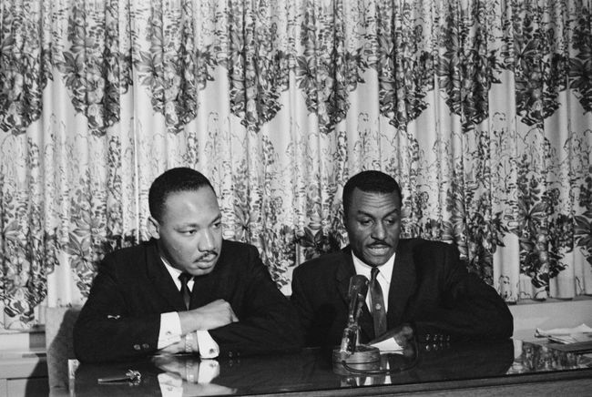 Pilietinių teisių aktyvistai Martinas Lutheris Kingas jaunesnysis ir Fredas Shuttlesworthas surengia spaudos konferenciją Birmingamo kampanijos pradžioje, 1963 m. gegužę.
