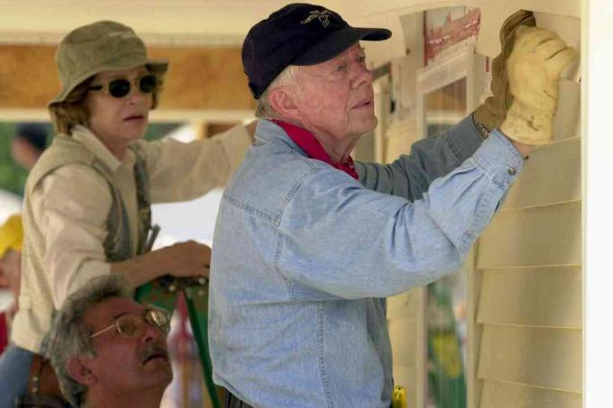 Buvęs JAV prezidentas Jimmy Carteris ir jo žmona Rosalyn pritvirtino dailylentę prie „Habitat for Humanity“ namų, statomų 2003 m. Birželio 10 d. LaGrange, Džordžijos valstijoje.