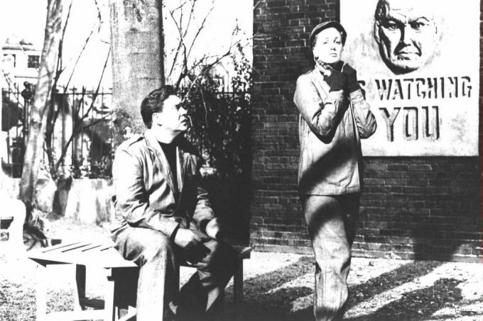 Aktoriai Edmondas O'Brienas ir Janas Sterlingas su „Big Brother“ plakatu užkulisiuose iš George'o Orwello romano „1984“ filmo versijos.