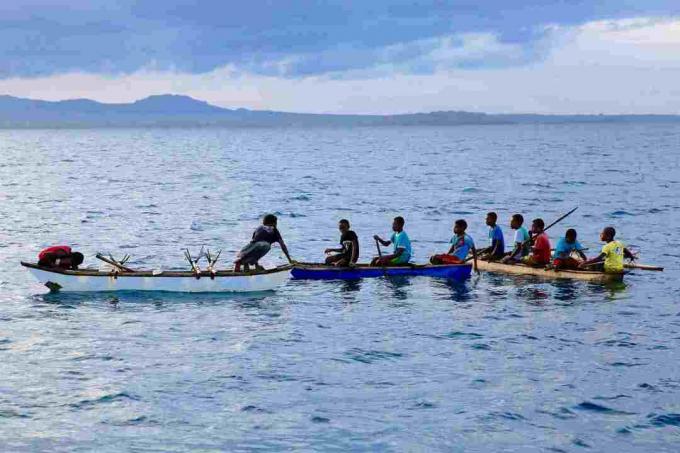 Jauni vyrai kanojomis šiaurės vakarų Malakula mieste, Vanuatu.