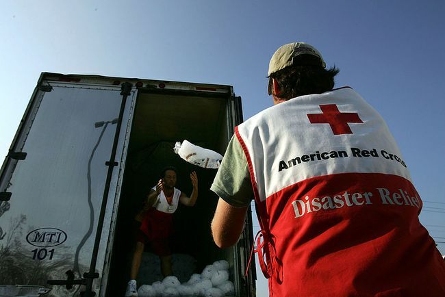 Amerikos Raudonojo Kryžiaus savanoris iškrauna maišus su ledu žmonėms, kuriems to reikia po uragano Katrina 2005 m. rugsėjo 14 d. Biloksi mieste, Misisipės valstijoje.