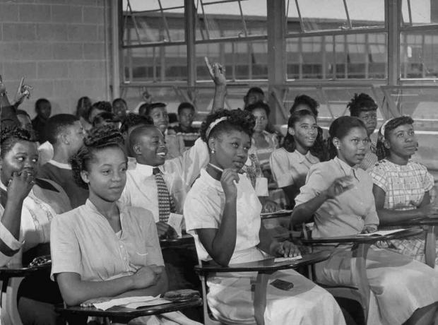 1949 m. Rugsėjo mėn. Afroamerikiečiai mokosi naujoje George Washington Carver vidurinėje mokykloje, Alabamos valstijoje