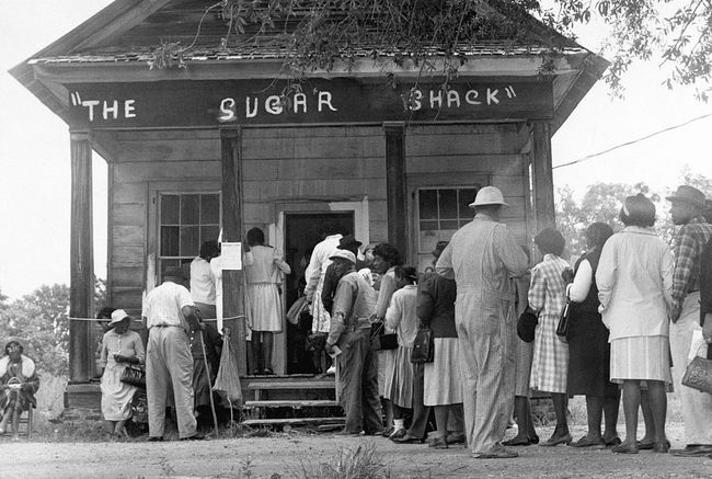 Afroamerikiečių rinkėjai, pirmą kartą galintys balsuoti Vilkokso apygardoje, Alabamos valstijoje, 1965 m. priėmus federalinį balsavimo teisių įstatymą, stoja į eilę prieš balsavimo apylinkę.