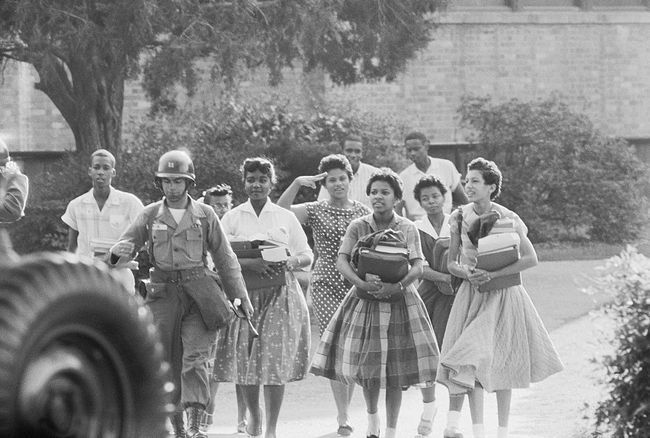 „Little Rock Nine Black“ mokiniai palieka Litl Roko, Arkanzaso centrinę vidurinę mokyklą, baigę kitą mokyklos dieną.
