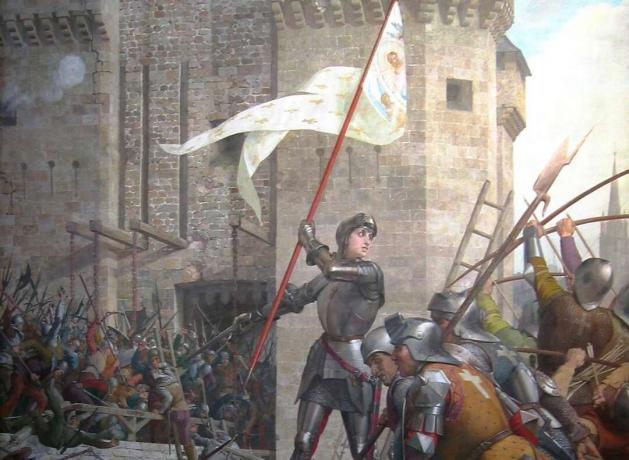 Joan of Arc šarvuose priešais kareivius plevėsuodama balta ir auksine vėliava.