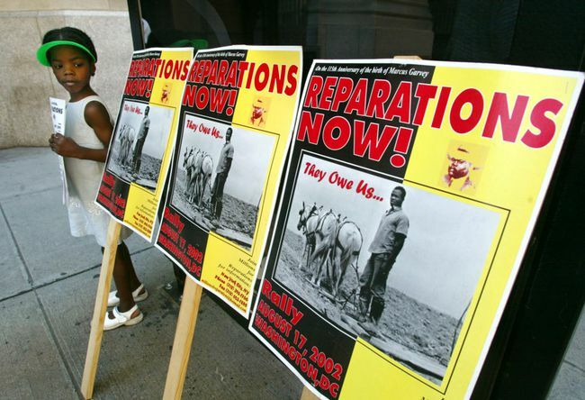 Dėl vergovės reparacijų protestuoja prie Niujorko gyvybės draudimo bendrovės biurų Niu. Protestuotojai tvirtina, kad įmonė naudojosi vergų darbu ir nori išmokų transatlantinės vergų prekybos aukų palikuonims.