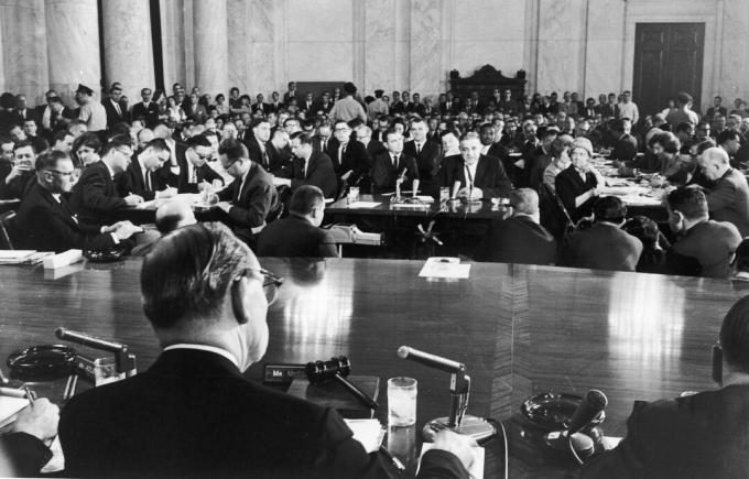 Senato komitete liudijo minios perpildytos posėdžių salės nuotrauka, kurioje dalyvavo gangsteris Josephas Valachi.