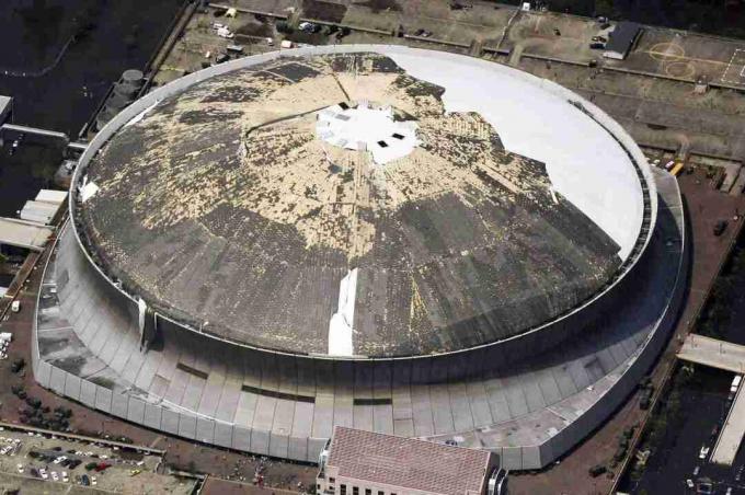 iš pusės stovinčio kupolo stadijos pašalinta stogo apvalkalo oro nuotrauka