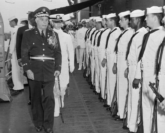 Generolas Rafaelis Trujillo apžvelgia vizituojančius Amerikos jūreivius