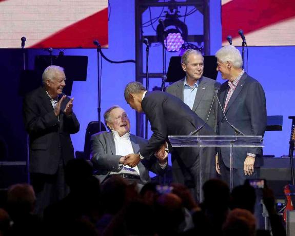 Buvę JAV prezidentai Jimmy Carter, George H.W. Bushas, ​​Barackas Obama, George'as W. Bushas ir Billas Clintonas kreipiasi į auditoriją per 