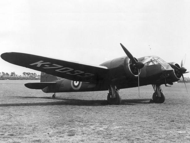 Dvigubas variklis Bristolio Blenheimo bombonešis aerodrome.