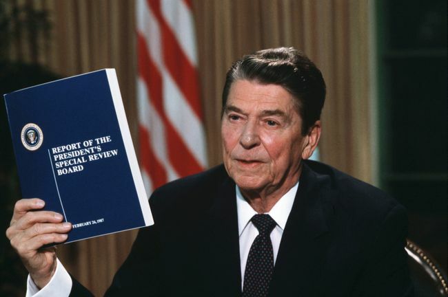 Prezidentas Ronaldas Reiganas laiko bokšto komisijos ataskaitos apie Irano ir Kontros skandalą kopiją