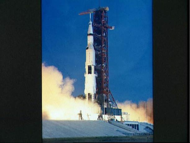 363 pėdų aukščio „Apollo 11“ kosminė transporto priemonė, paleista 1969 m. Liepos 16 d.