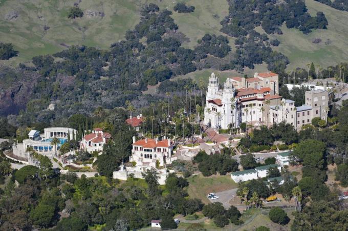 Iš oro nuotraukos Hearst pilis, San Simeon, pilis ant kalvos San Luis Obispo mieste, Kalifornijoje