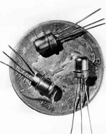 Trijų miniatiūrinių M-1 tranzistorių, matytų ant bulvariaus veido, 1956 m. Nuotrauka