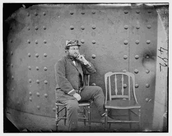 Kapitonas. Viljamas Nicholsonas Jeffersas nuotraukoje, kurioje pavaizduota mūšio žala Monitoriaus bokštui.