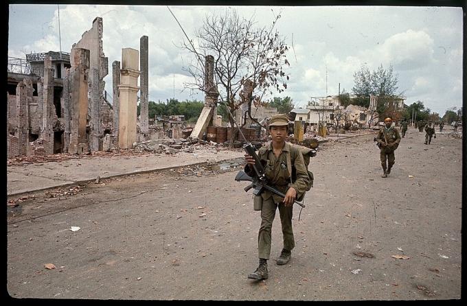 Pabėgėliai bėga iš Viet Congo puolimo