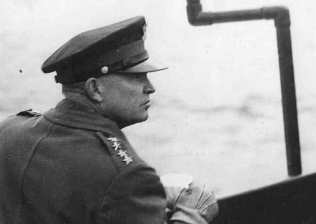 Generalinis sąjungininkų pajėgų vadas generolas Dwightas D Eisenhoweris (1890 - 1969) stebi Sąjungininkų iškrovimo operacijos iš karo laivo denio Lamanšo sąsiauryje Antrojo pasaulinio karo metu, birželio mėn 1944. Eizenhaueris vėliau buvo išrinktas 34-uoju JAV prezidentu