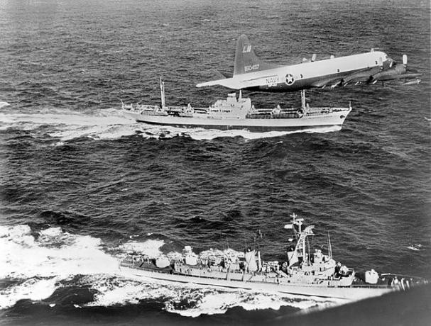 Sovietų krovininis laivas „Anosov“, esantis gale, lydimas karinio jūrų laivyno lėktuvo ir minininko „USS Barry“, palieka Kubą per 1962 m. Kubos raketų krizę.