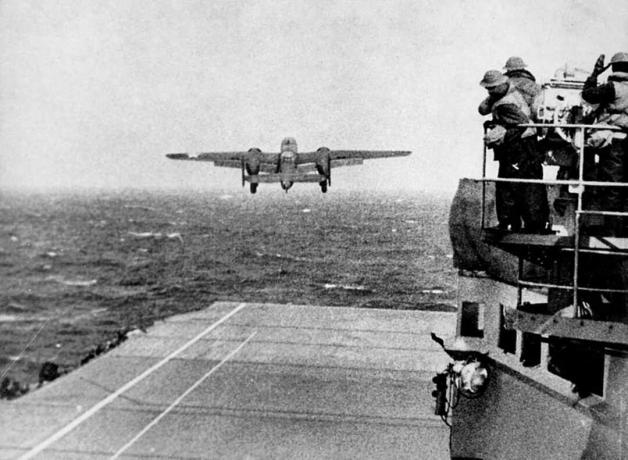 „B-25 Mitchell“ pakyla iš „USS Hornet“, 1942 m.