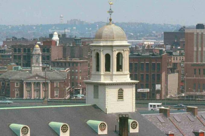 kupolas, vėtrungė, varpinės bokštas - visa tai yra kupone „Atop Faneuil Hall“