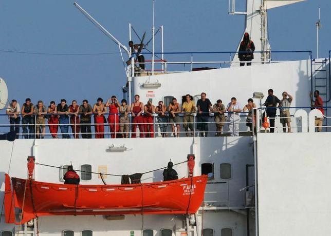 Prekybos laivą MV Faina laikantys Somalio piratai su įgulos nariais stovi ant laivo denio 2008 m. spalio 19 d.