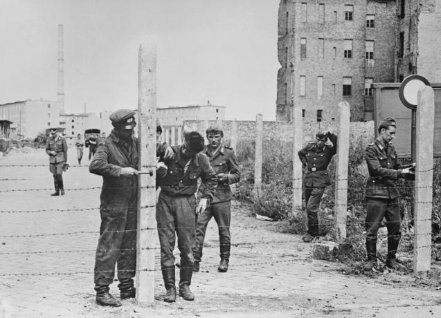 Kareiviai, ruošdamiesi Berlyno sienai, 1961 m. Rugpjūčio 14 d. Stato spygliuotos vielos tvoras.