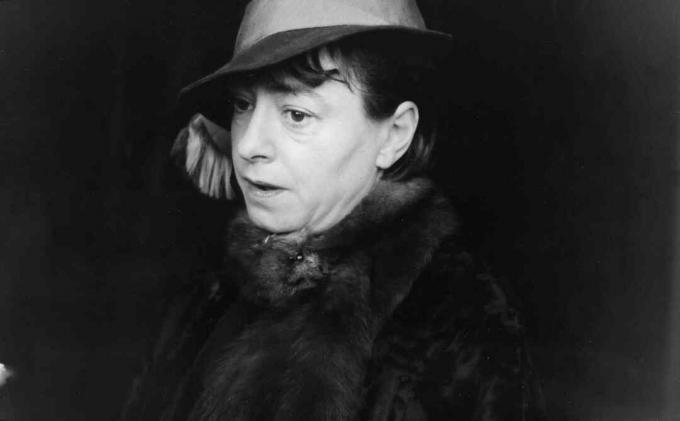 Dorothy Parker portretas skrybėlėje ir kailyje