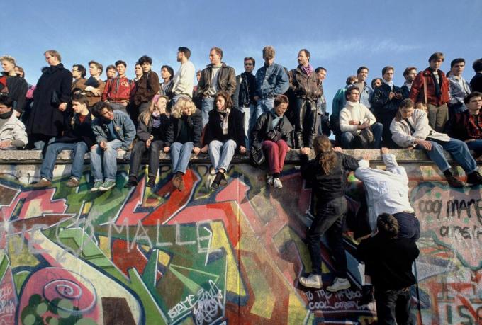 1989 m. Lapkričio 10 d. Žmonės švenčia ant Berlyno sienos.