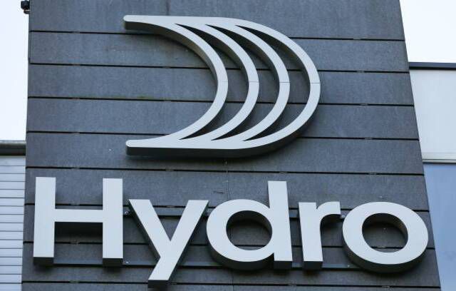 Norvegijos aliuminio grupės „Norsk Hydro“ naują logotipą galima pamatyti jų būstinėje „Lysaker“ už Oslo, Norvegijoje