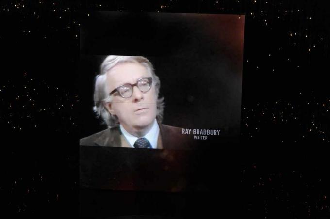 Ray Bradbury nuotrauka, projektuota žvaigždėtame fone