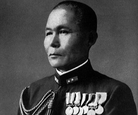Viceadmirolo Jisaburo Ozawa žvilgsnis į kairę į karinę jūrų uniformą.