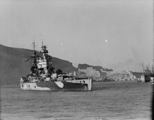 Mūšio laivas „HMS Nelson“ uoste prie Mers-el-Kebiro 1942 m.