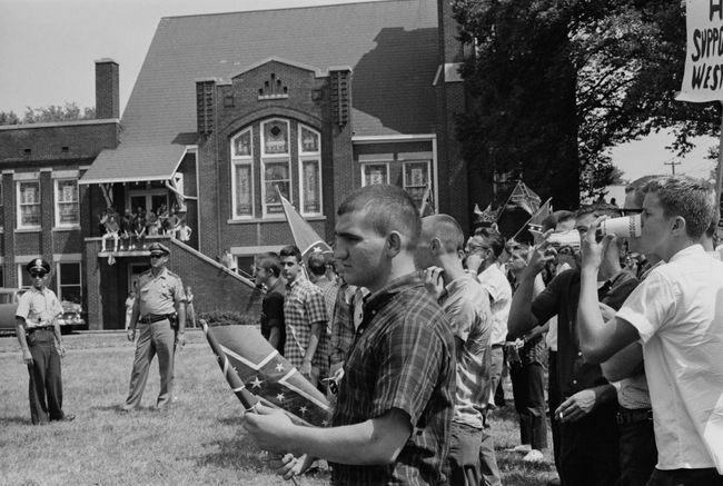 Minia Woodlawn vidurinės mokyklos Birmingeme, Alabamos valstijoje, mokinių, plevėsuojančių su Konfederacijos vėliava, priešindamiesi Birmingamo kampanijos pradžiai, 1963 m. gegužės mėn.