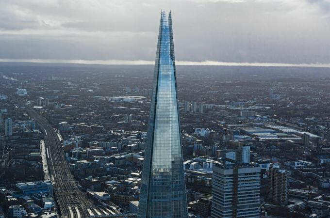 „Shard“ dangoraižis Londone, „Renzo Piano“, aštri, krištolinė piramidė, kampinis stiklo išblukimas, 2012 m.