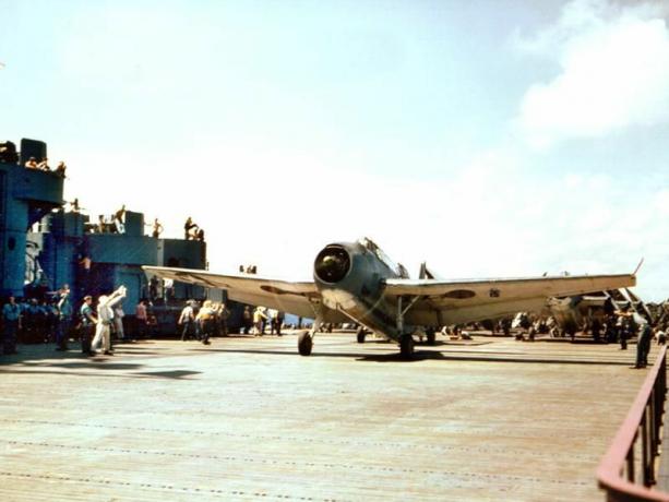 Spalvota „TBF Avenger“ nuotrauka „USS Yorktown“ (CV-10) įgulos kabinoje.