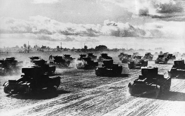 Į frontą skubantys rusų tankai, 1941 m. birželio mėn.