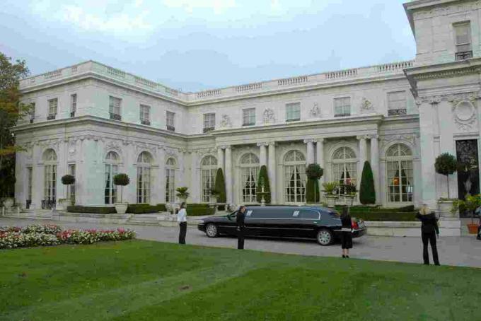 Limuzinas priešais Rosecliff Mansion Newport mieste, Rodo saloje