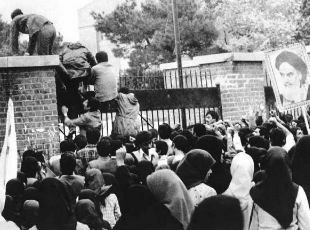 raninano studentai įsiveržė į JAV ambasadą Teherane 1979 m. lapkričio 4 d