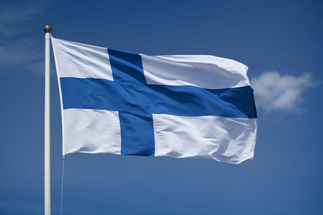 Iškelta Suomijos vėliava mėlyname dangaus fone
