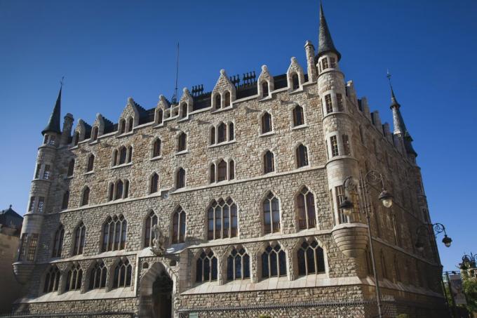 „Casa Botines“ arba „Casa Fernández y Andrés“ pateikė Antoni Gaudí Leone, Ispanijoje