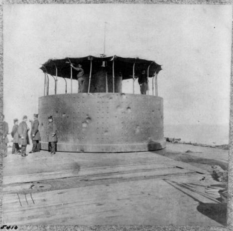 Patobulintas monitorius, JAV. Passaic, fotografuojamas siekiant parodyti mūšio žalą jo bokšteliui.