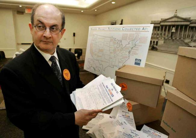 Autorius Salmanas Rushdie pateikia „Patriot Act“ peticijas