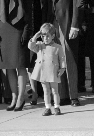 Johnas F. Kennedy Jr sveikindamas savo tėvo karstą