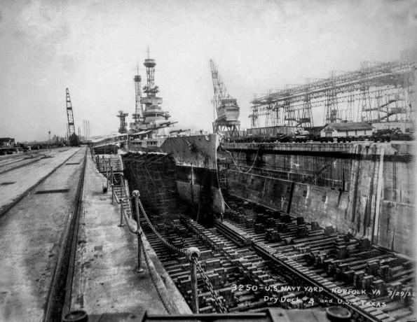 Kovos laivas „USS Texas“ (BB-35) sausoje dokoje, 1926 m.