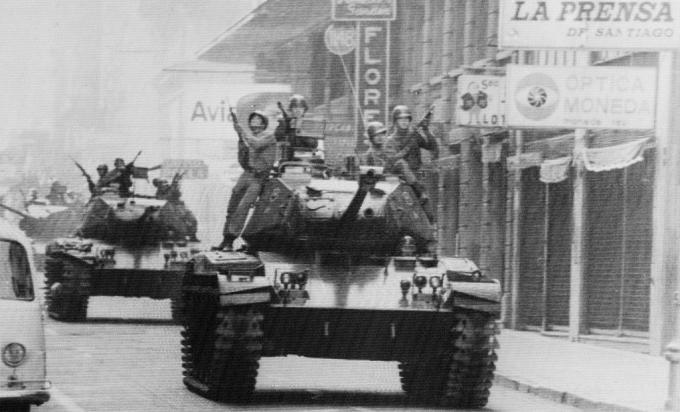 Kariai važiuoja ant tankų Santiago (Čilė) gatvėse, nes armijos generolas Augusto Pinochetas yra prisiekęs kaip prezidentas.