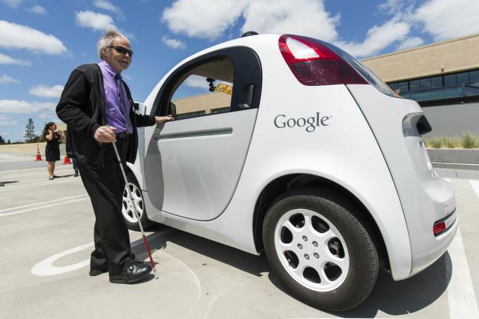 Aklas asmuo, prieš pradėdamas važiuoti naujausia „Google“ savaiminio automobilio versija už „GoogleX“ laboratorijų Mountain View mieste, Kalifornijoje.