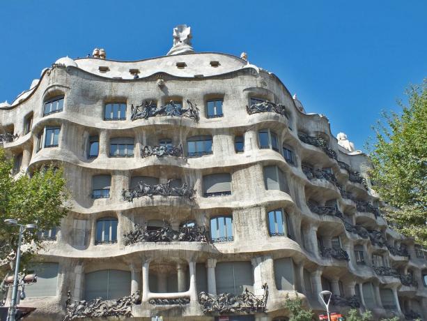 Kreivi daugiabutis Barselonoje, Ispanijoje, „Casa Mila“, sukūrė Antoni Gaudi